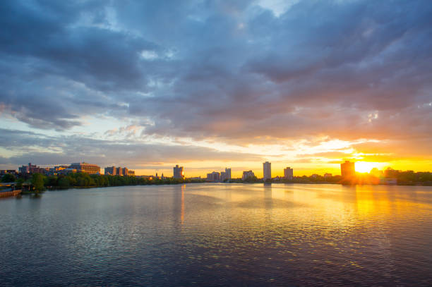 horizonte de boston a través del río de charles - boston skyline charles river blue fotografías e imágenes de stock