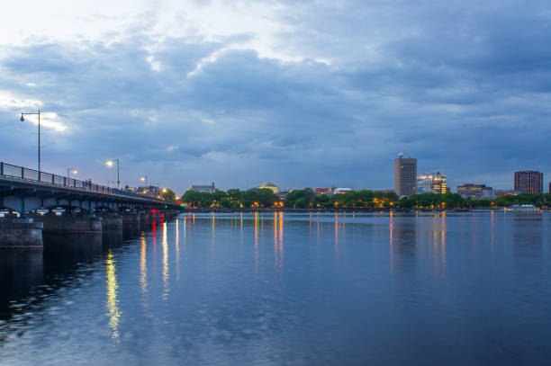 horizonte de boston a través del río de charles - boston skyline charles river blue fotografías e imágenes de stock