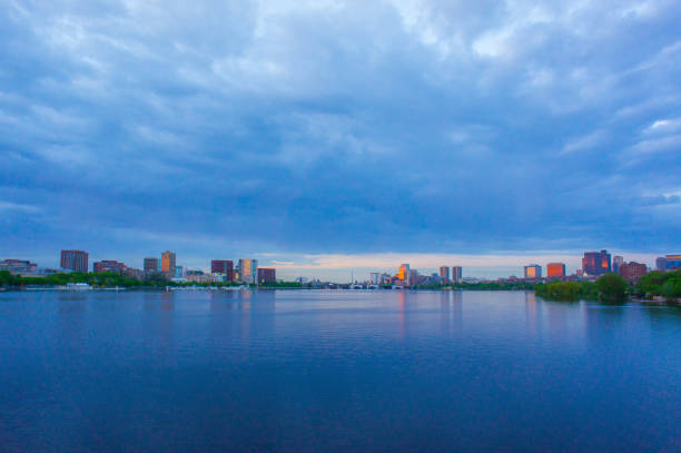 horizonte de boston a través del río de charles - boston skyline charles river blue fotografías e imágenes de stock