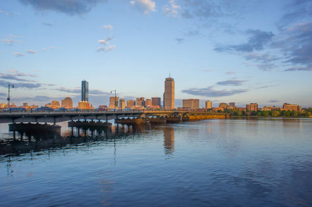 horizonte de boston a través del río de charles - boston skyline charles river blue fotografías e imágenes de stock