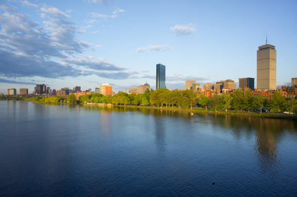 horizonte de boston a través del río de charles - boston skyline charles river blue fotografías e imágenes de stock