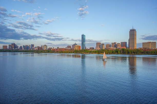 horizonte de boston a través del río de charles - boston skyline charles river blue fotografías e imágenes de stock