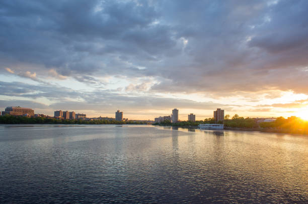 horizonte de boston a través del río de charles - boston skyline charles river blue fotografías e imágenes de stock