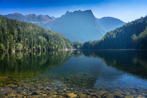 obszar ochrony krajobrazu achst�ürze. jezioro piburger zobacz i alpy w tle. tyrol najstarszych rezerwatów przyrody. oetz alpy, unikalny krajobraz gór kulturowych. dolina ötztal. - oetztal alps zdjęcia i obrazy z banku zdjęć