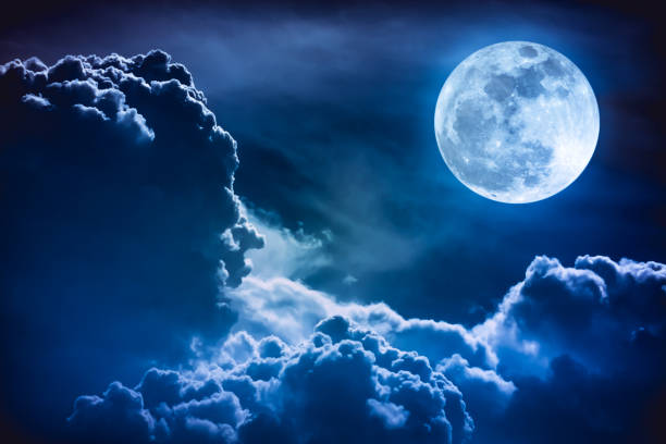 nighttime sky with clouds and bright full moon with shiny. - kd imagens e fotografias de stock