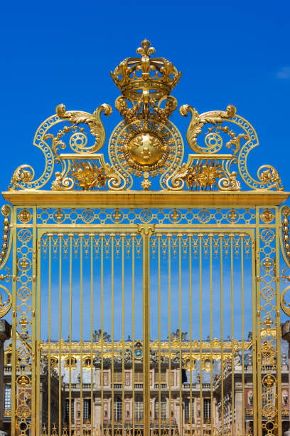 porte ornate dorate della reggia di versailles sul cielo blu. parigi, francia - reggia di versailles foto e immagini stock