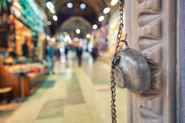 kapali carsi (gran bazar), istanbul, turchia - istanbul people faucet turkey foto e immagini stock