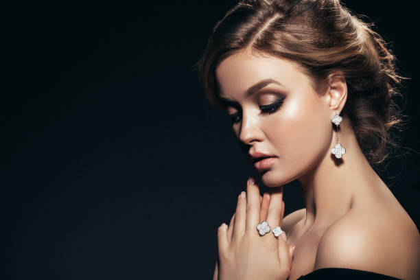 horizontal retrato de una hermosa niña con joyas brillantes - women diamond gem precious gem fotografías e imágenes de stock