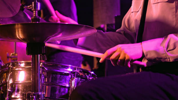 o baterista joga no jogo e no cymbal do cilindro - rhythm and blues - fotografias e filmes do acervo