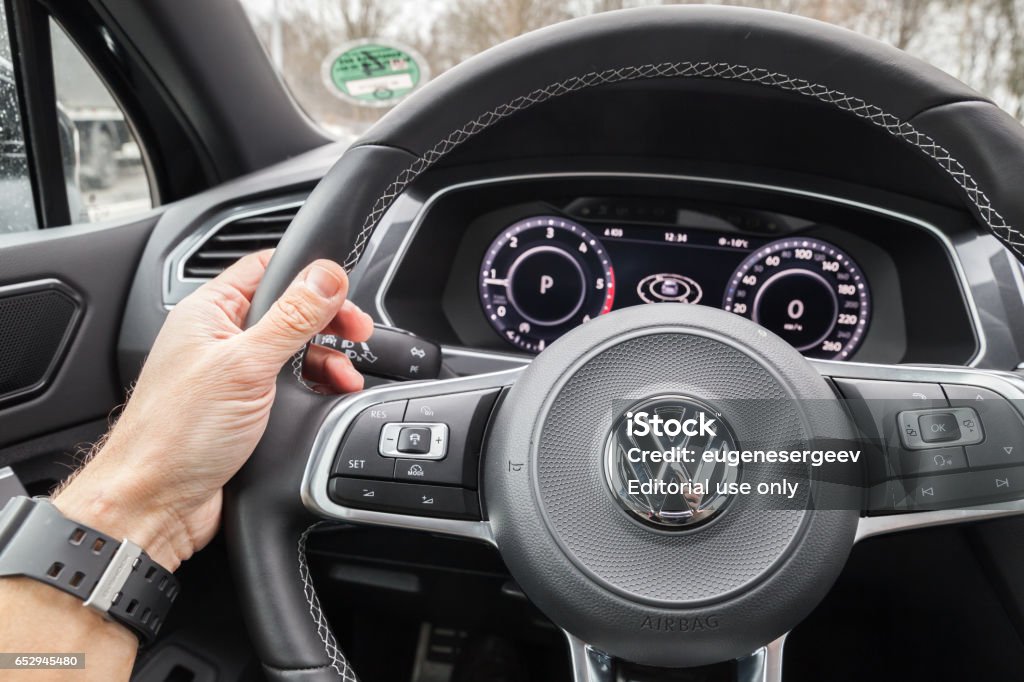 césped violento Negociar Volkswagen Tiguan 2017 Steering Wheel Stock Photo - Download Image Now -  Volkswagen, Logo, Leather - iStock
