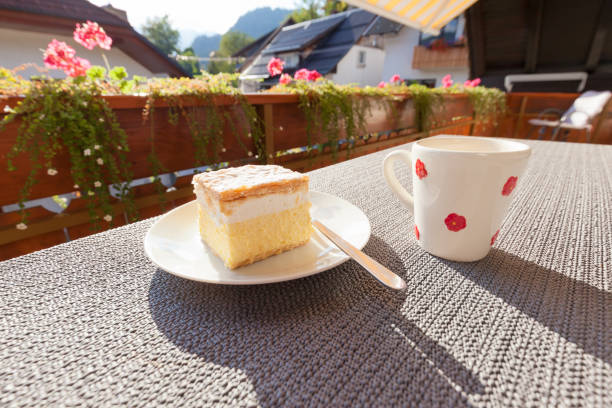 istock Delicious vanilla and custard cream cake 652947190