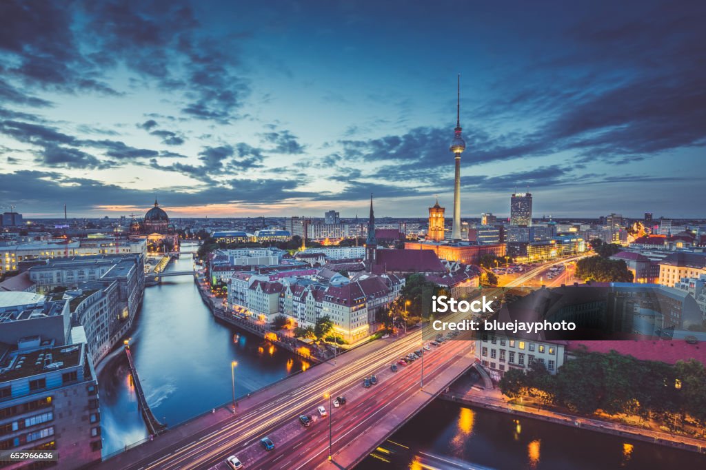 Berliner Skyline-Panorama in der Dämmerung während der blauen Stunde, Deutschland - Lizenzfrei Berlin Stock-Foto