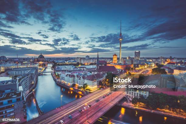 Berliner Skylinepanorama In Der Dämmerung Während Der Blauen Stunde Deutschland Stockfoto und mehr Bilder von Berlin