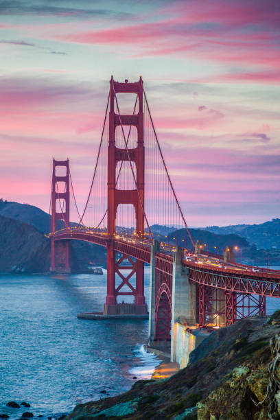 ponte golden gate ao pôr do sol, san francisco, califórnia, eua - beach architecture golden gate bridge night - fotografias e filmes do acervo