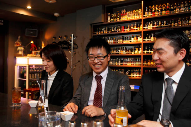 istock Japanese chatting at the bar 652976642