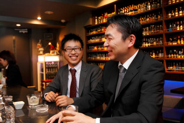 istock Japanese chatting at the bar 652976818