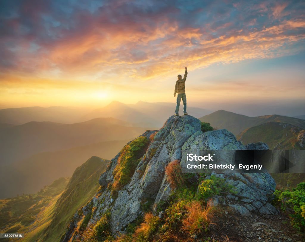 Silhouette d’un champion sur le sommet de la montagne - Photo de Alpinisme libre de droits