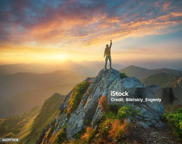 Photo libre de droit de Silhouette Dun Champion Sur Le Sommet De La Montagne banque d'images et plus d'images libres de droit de Alpinisme