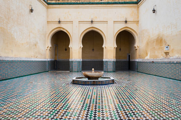 ин�терьер мавзолея мулай исмаил в мекнесе, марокко - fountain courtyard tile wall стоковые фото и изображения