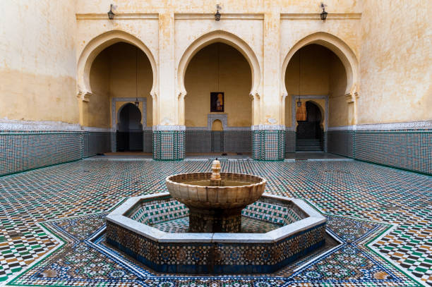 интерьер мавзолея мулай исмаил в мекнесе, марокко - fountain courtyard tile wall стоковые фото и изображения