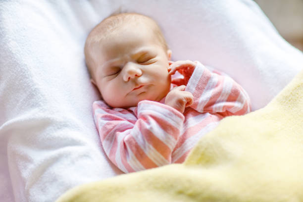 retrato de muchacha linda adorable recién nacido durmiendo - party newborn baby hospital fotografías e imágenes de stock