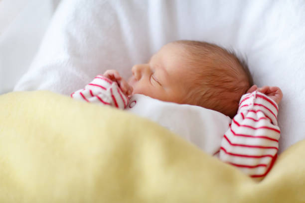 retrato de muchacha linda adorable recién nacido durmiendo - party newborn baby hospital fotografías e imágenes de stock