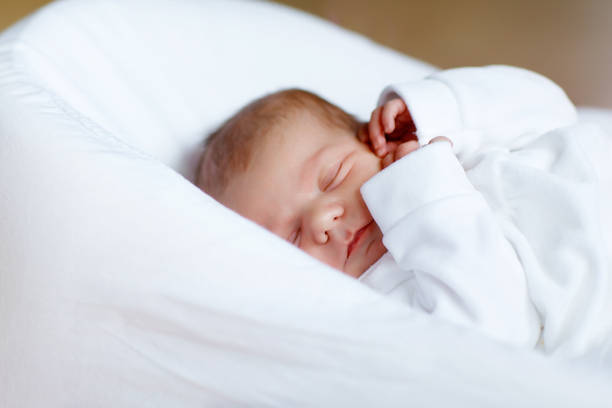 retrato de muchacha linda adorable recién nacido durmiendo - party newborn baby hospital fotografías e imágenes de stock