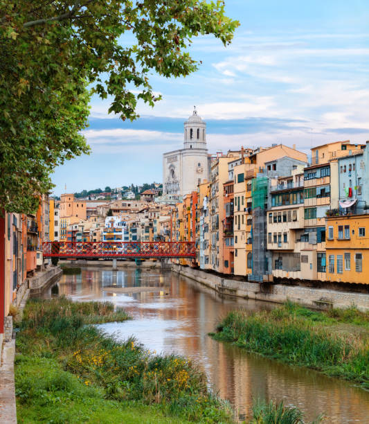 staré město girona, výhled na řeku onyar - girona - stock snímky, obrázky a fotky