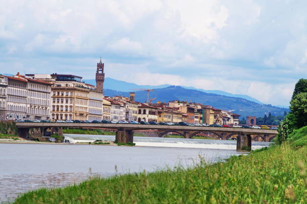 istock Amerigo Vespucci bridge Florence 653000684