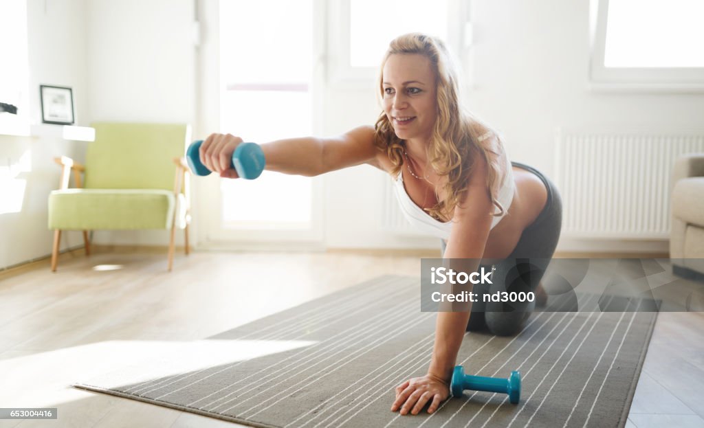 Sportig gravid kvinna tränar med hantlar - Royaltyfri Aktiv livsstil Bildbanksbilder Sportig gravid kvinna tränar med hantlar - Royaltyfri Aktiv livsstil Bildbanksbilder