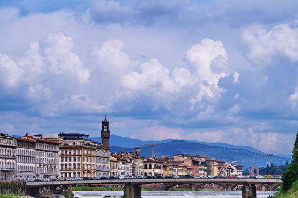 istock Amerigo Vespucci bridge Florence 653004424