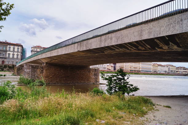 istock Amerigo Vespucci bridge Florence 653004796