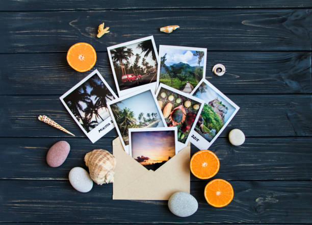 ricordi di vacanza: foto, pietre, conchiglie, frutta sulla foto di viaggio. lay piatto, vista dall'alto - shell sea souvenir island foto e immagini stock