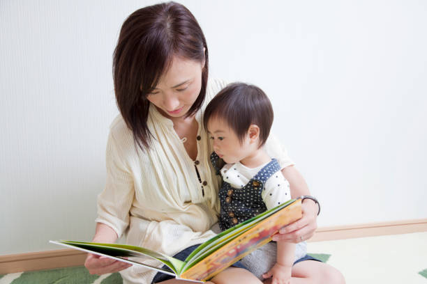 istock MOM and baby to read 653030746