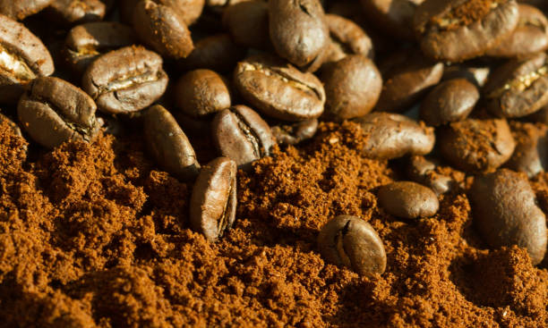 極端なマクロをクローズ アップ コーヒー豆と挽いたコーヒー、水平ビューの背景 - caffeine macro close up bean ストックフォトと画像