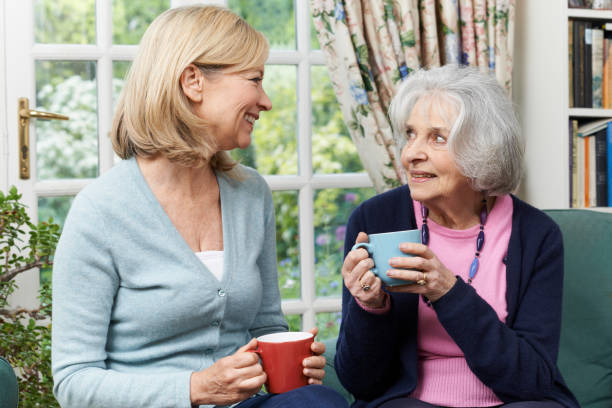 mujer tomando un tiempo para visitar mayor mujer vecino y hablar - care community 80 plus years cheerful fotografías e imágenes de stock