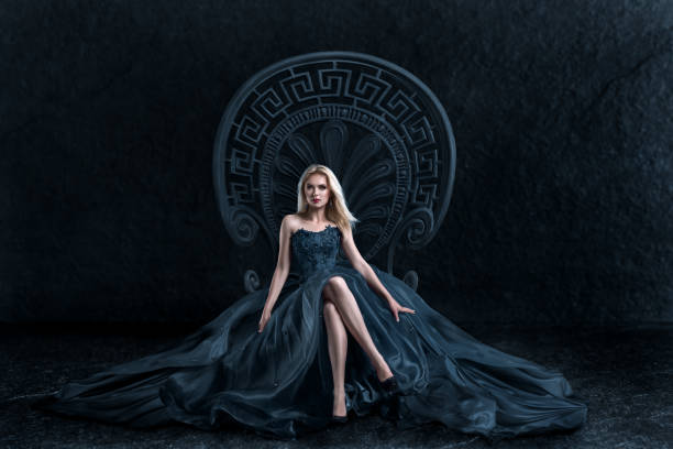 blonde woman sitting on the throne - gothic style fotos imagens e fotografias de stock