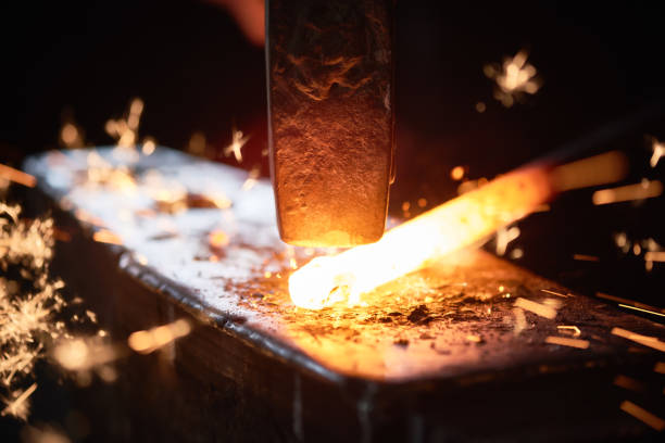 forja en caliente - glowing metal industry iron industry fotografías e imágenes de stock