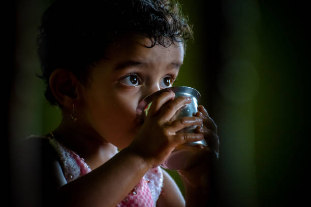 kleines kind - poverty india child little girls stock-fotos und bilder