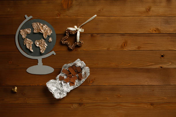 Globus-Konzept mit Schokolade. Holz-Hintergrund. – Foto