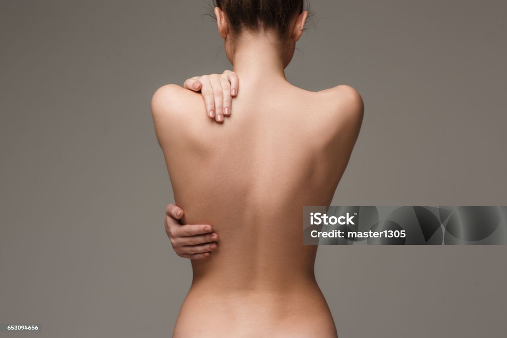 Il corpo della bella donna su sfondo grigio - Foto stock royalty-free di Donne