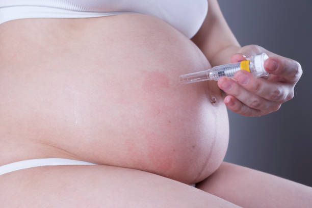 mulher grávida, fazendo a injeção no estômago, close-up studio tiro - diabetes insulin human fertility injecting - fotografias e filmes do acervo
