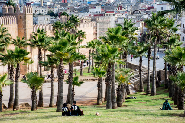 amantes, sentado em um aclive em rabat - kasbah des oudayas - fotografias e filmes do acervo