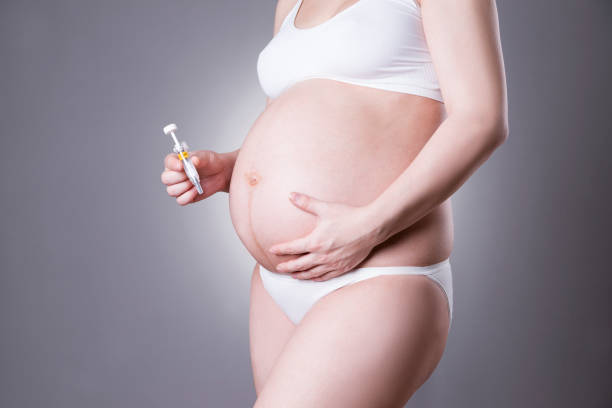 mujer embarazada hacer inyección en estómago, primer estudio tiro - diabetes insulin human fertility injecting fotografías e imágenes de stock