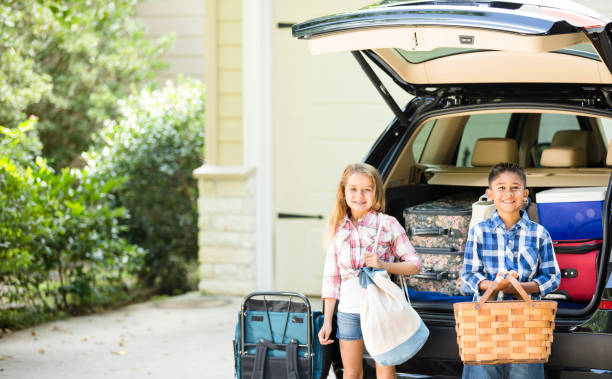 istock Family packs car for summer vacation. 653109204