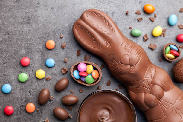 チョコレートのイースターのウサギと卵の素朴な背景 - copy space sweet food food chocolate ストックフォトと画像