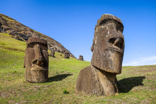 статуи моаис на вулкане рано рараку, остров пасхи - polynesia moai statue island chile стоковые фото и изображения