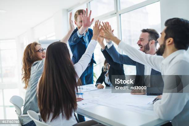 Glückliche Geschäftskollegen Feiern Erfolgreiches Geschäftsjahr Stockfoto und mehr Bilder von Zusammenarbeit