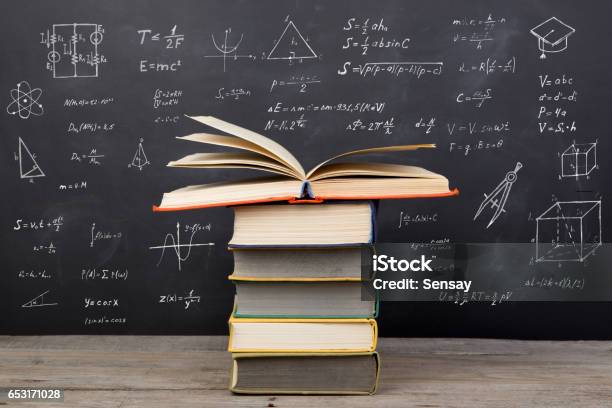 Concepto De Educación Libros Sobre La Mesa En El Auditorio Foto de stock y más banco de imágenes de Libro de Texto