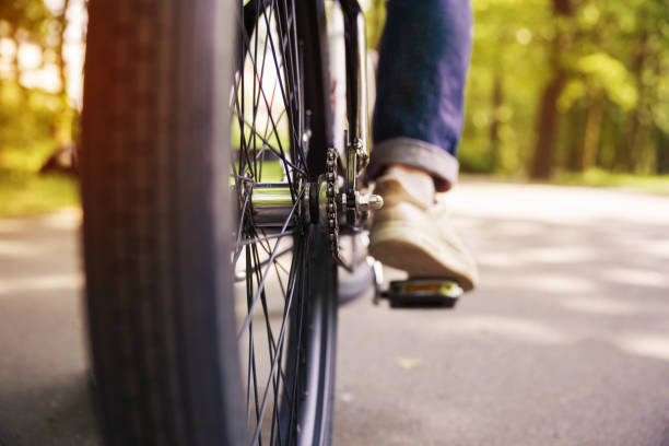 fahrrad-rad und männer bein auf pedal - bike park stock-fotos und bilder